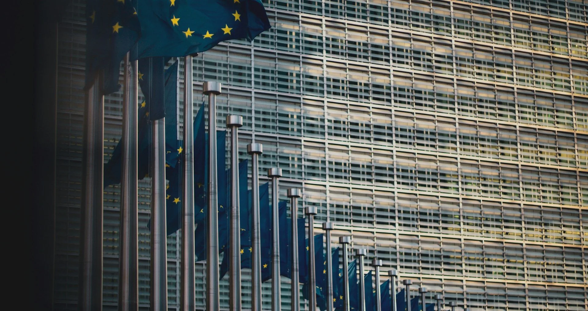 Rangée de drapeaux européens devant le Berlaymont, siège de la Commission européenne à Bruxelles