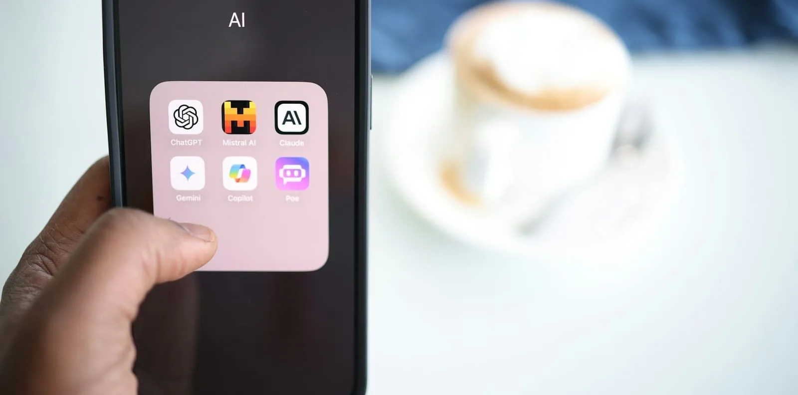 Applications d'IA générative — ChatGPT, Claude, Mistral, Gemini — sur un smartphone